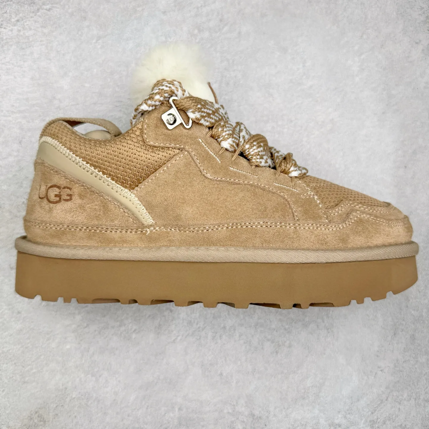 Pick up locally 💰600 UGG 4032 Meyer autumn and winter sheepskin and fur integrated snow boots. All shoes are made from the same factory as ZP. Longfeng A-grade Australian imported sheepskin and fur integrated men's and women's boots. Brand OEM production line. Fully follow the ZP process. OEM original pattern maker. Adhering to the principle of no original shoes and no development selection. Pay attention to every detail. The most authentic version on the market TREADLITE "Light Wing" technology outsole. Lightweight/durable/flexible/pile size: 35 36 37 38 39 40 41 42 43 44 45 Coding: by3936010